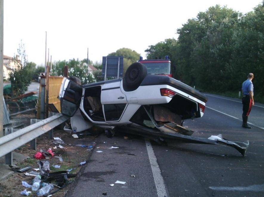 Auto contro guardrail, tre feriti 