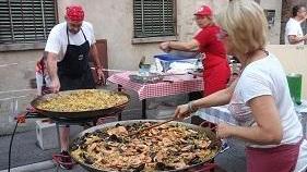 Ferragosto a colpi di paella, pincini e panini con salsiccia