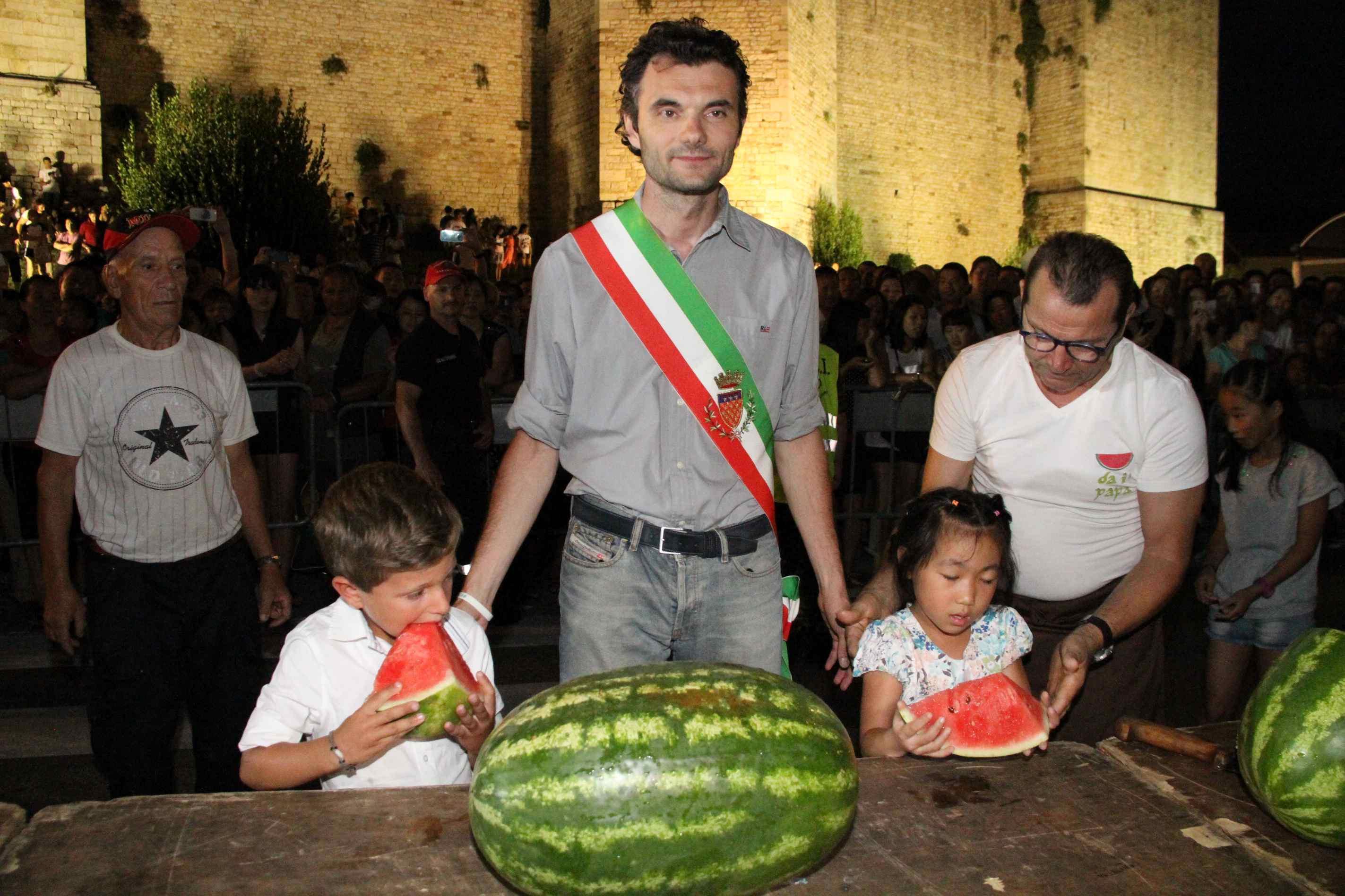 Il sindaco Matteo Biffoni in mezzo ai due bambini (foto Batavia)