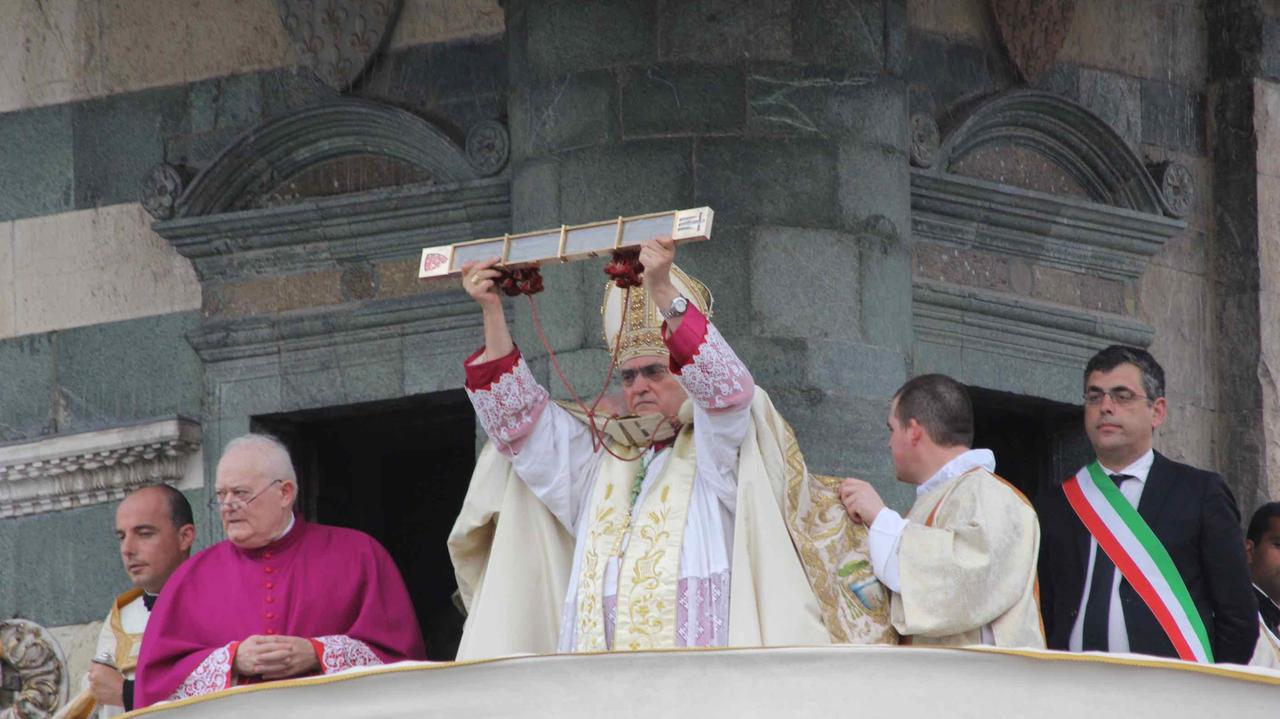 Il vescovo Agostinelli mostra la Sacra Cintola (foto Batavia)