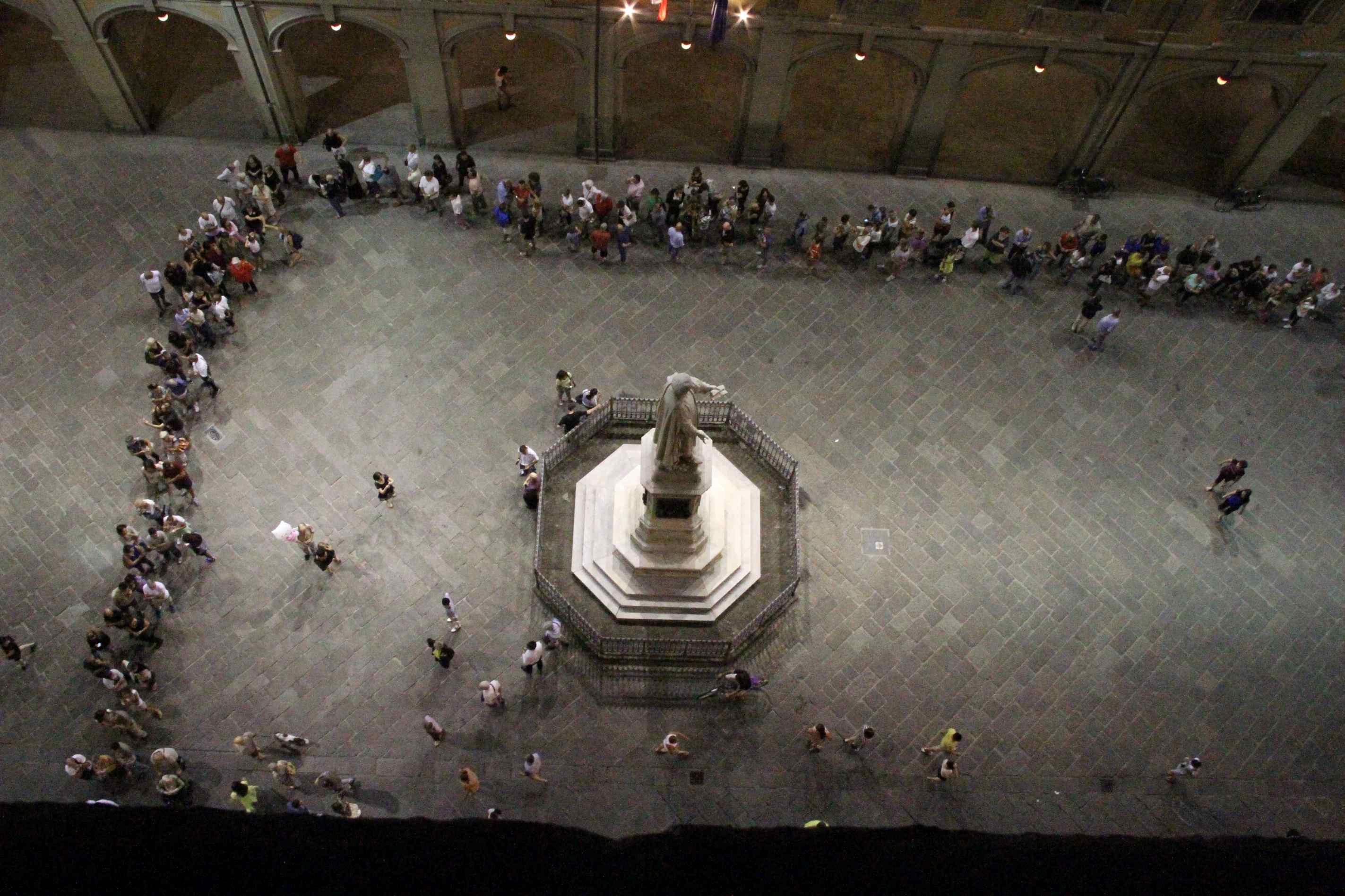 La coda per entrare a Palazzo Pretorio a Ferragosto (foto Batavia)