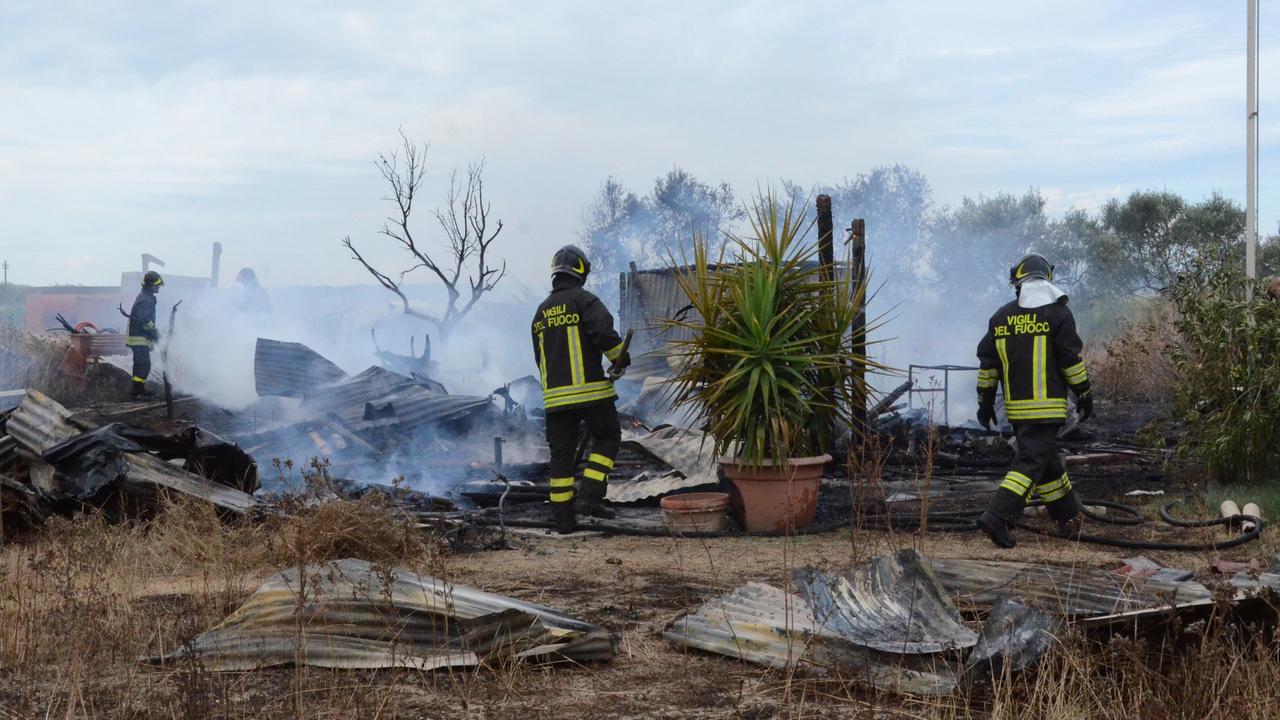 I vigili del fuoco nell'annesso agricolo devastato dalle fiamme a Principina Terra (foto Bf)