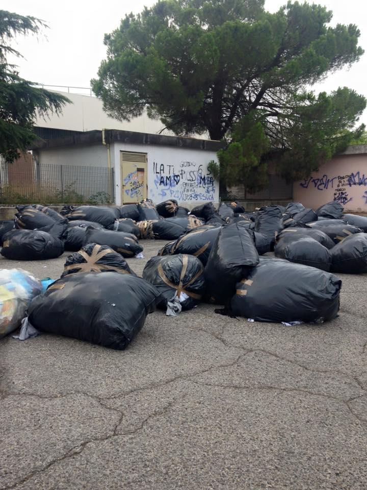 I sacchi neri pieni di scarti tessili abbandonati in via Toscana