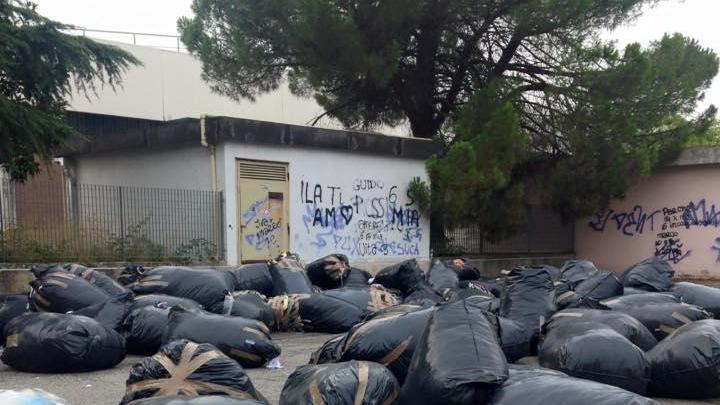 I sacchi neri pieni di scarti tessili abbandonati in via Toscana