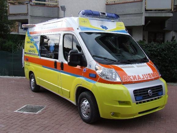 Massa, cammina in strada di notte con una ferita alla gola 