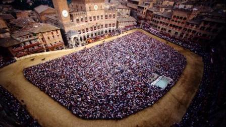 Una veduta di piazza del Campo durante il Palio