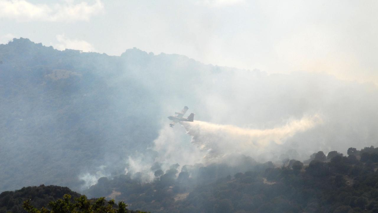 L'aereo per spegnere l'incendio a Zappalì (foto Giovanna Sanna)