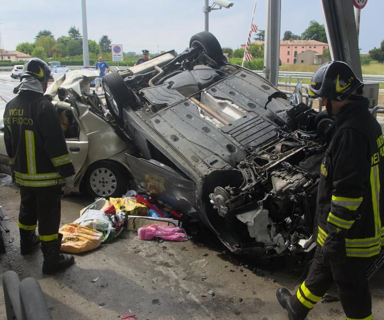 Auto decolla e atterra su un’altra Muoiono sul colpo padre e figlio 