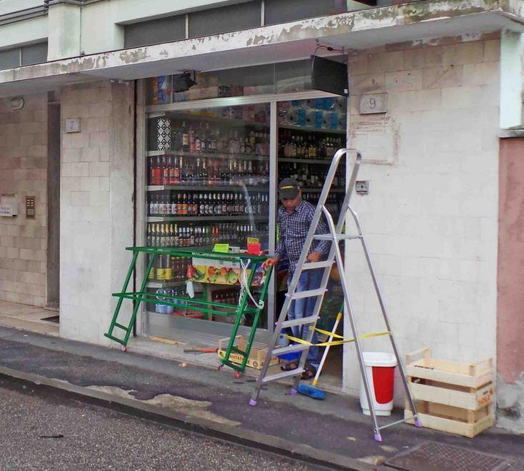 Ferrara: rissa e botte con manici di scopa