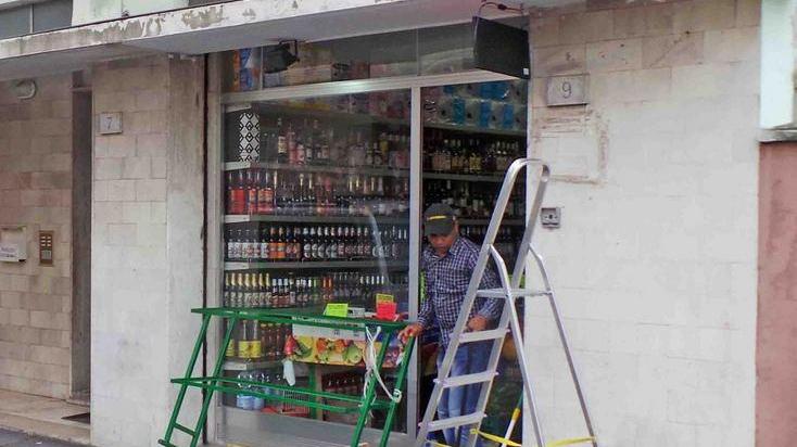 Ferrara: rissa e botte con manici di scopa