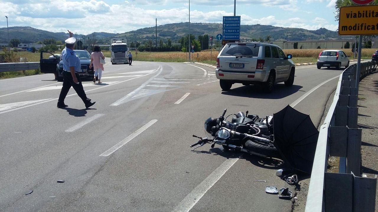 Schianto contro un'auto, ferito un motociclista