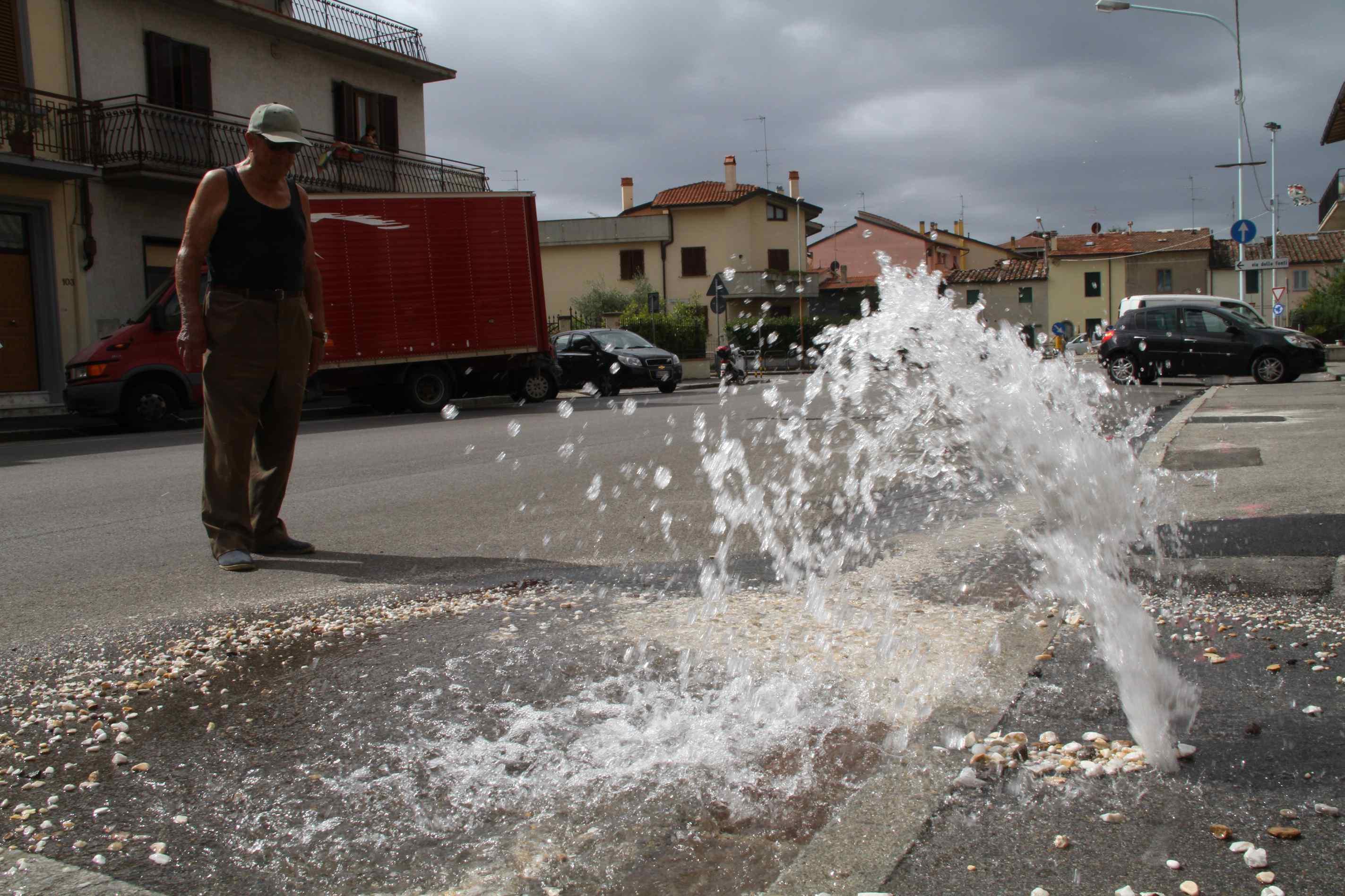 Una perdita di acqua in via Fiorentina nell'estate 2014 (foto Batavia)