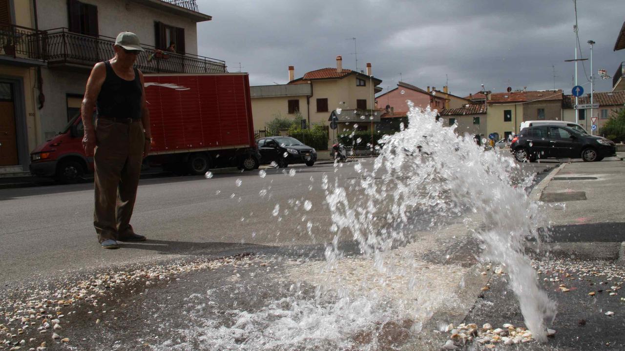 Una perdita di acqua in via Fiorentina nell'estate 2014 (foto Batavia)