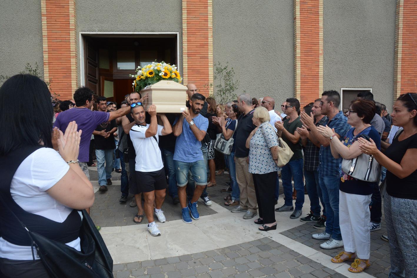 L'uscita della bara dalla chiesa di San Sebastiano