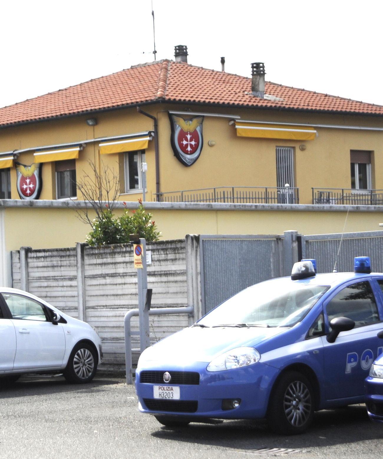 Auto della polizia fuori dalla sede dell'istituto di vigilanza sotto ispezione