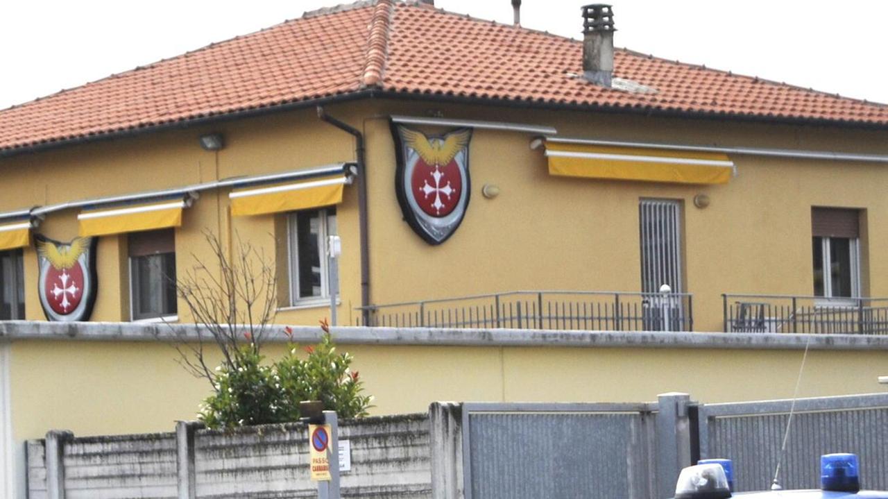 Auto della polizia fuori dalla sede dell'istituto di vigilanza sotto ispezione