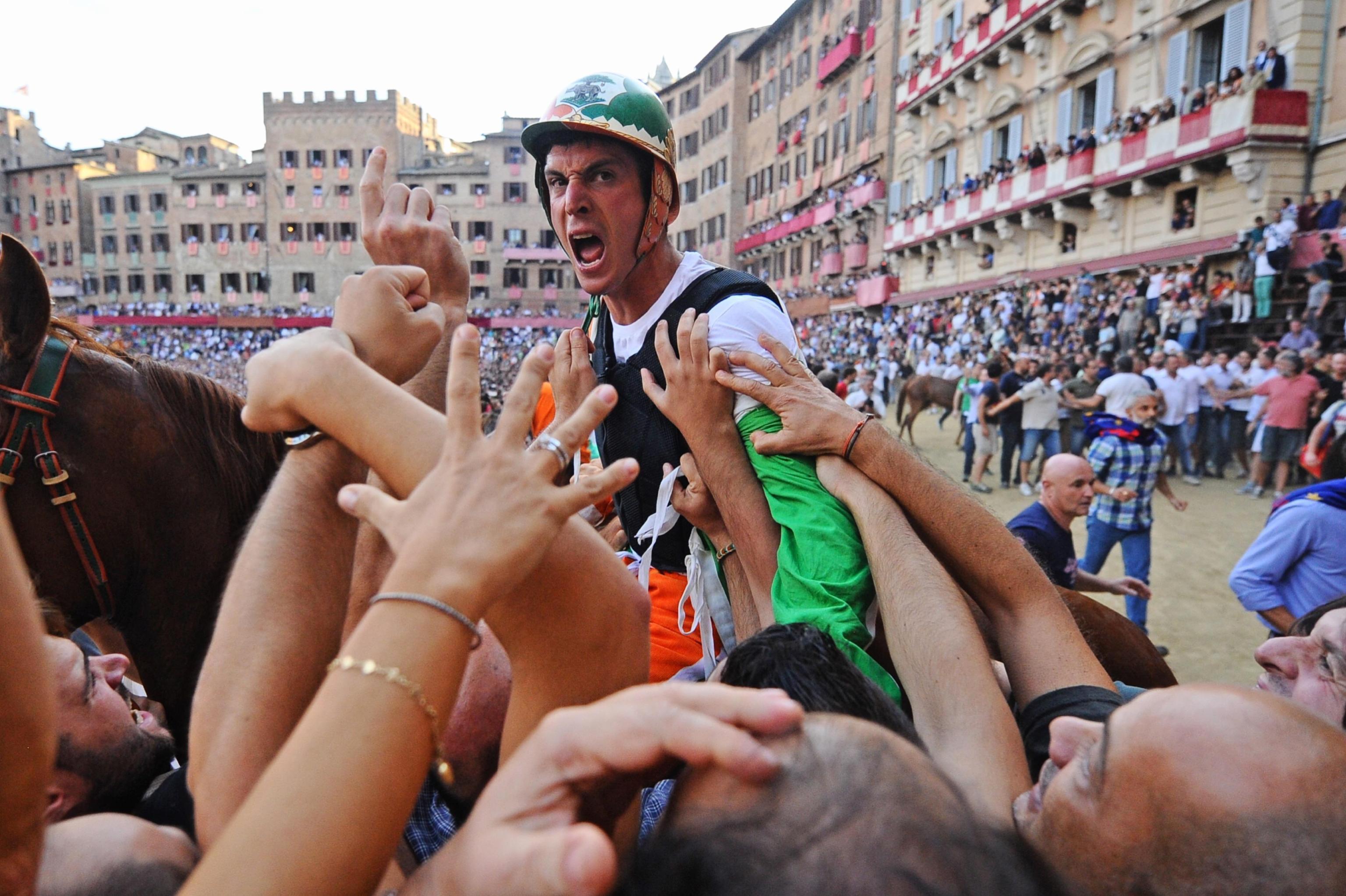 Tittia ha vinto il suo quinto Palio: eccolo festeggiato dai contradaioli della Selva