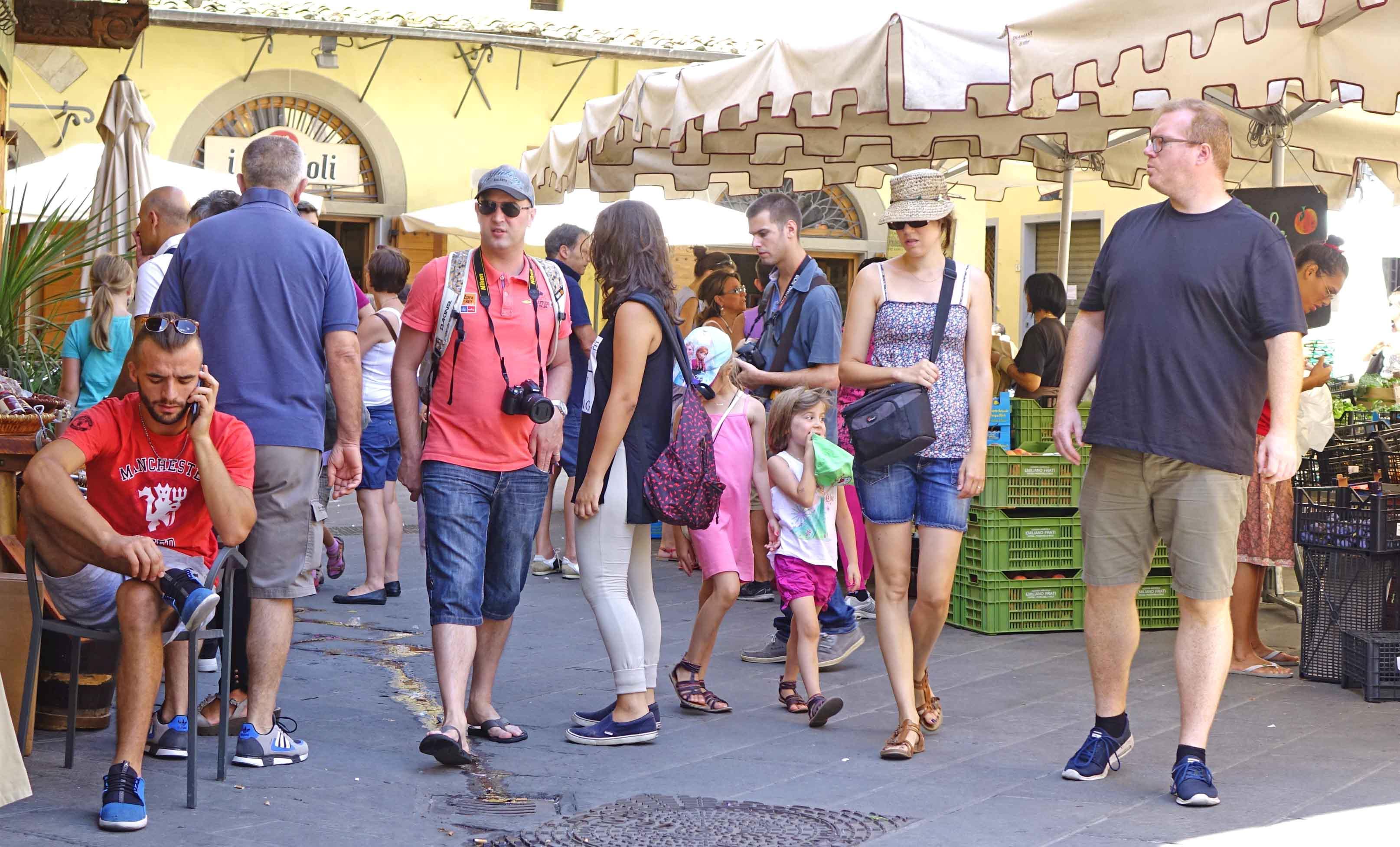 Turisti in giro sulla Sala ieri mattina (foto Lorenzo Gori)