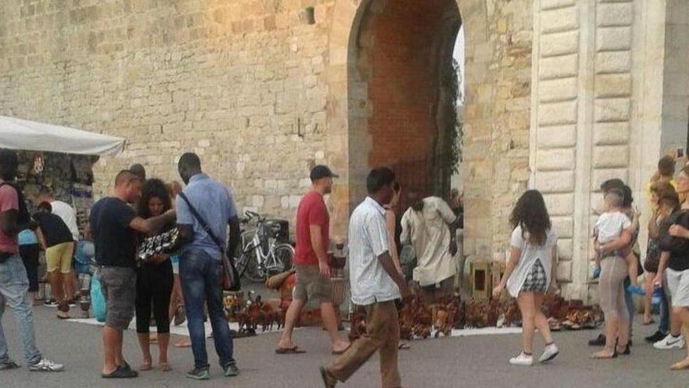 La Notte Bianca salta per l’invasione dei venditori abusivi