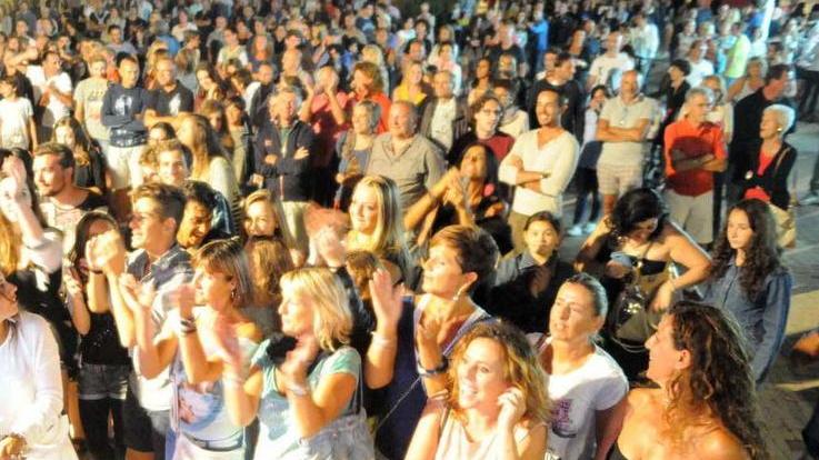 Ferragosto al mare nonostante le nuvole Migliaia per i fuochi