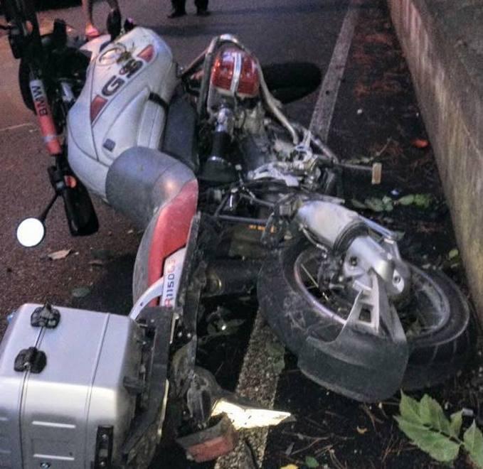 Sbanda, distrugge una moto e fugge 