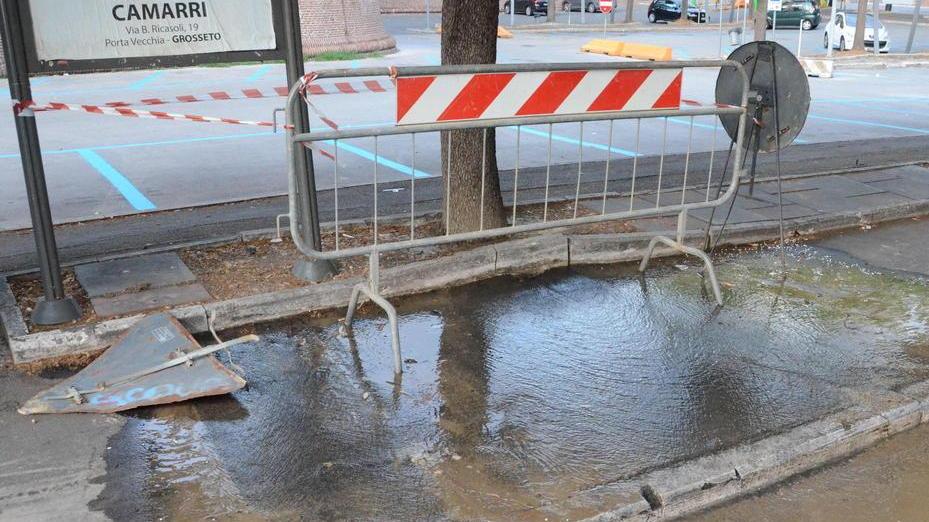 Tubo rotto, l’acqua sgorga fuori per ore