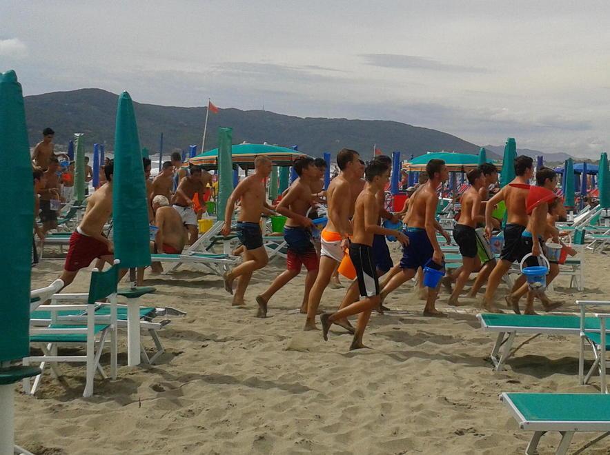 Raid di gavettoni, danni a un bagno 