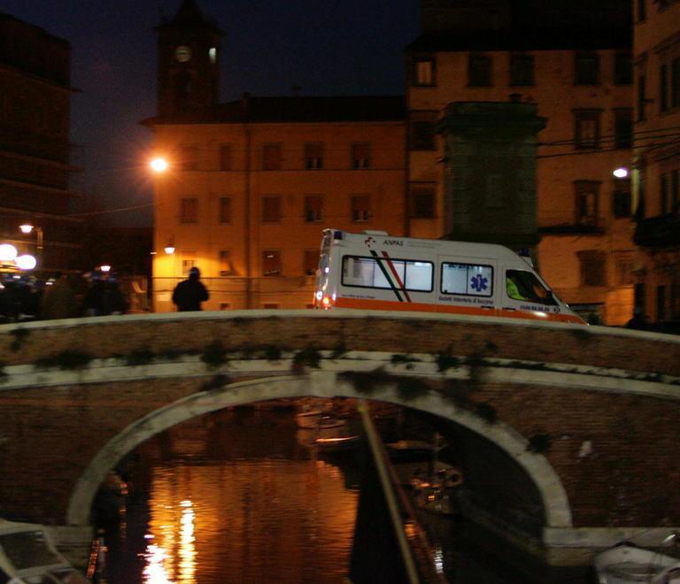 Aggredito e preso a bottigliate in centro 