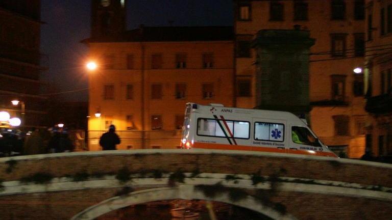 Aggredito e preso a bottigliate in centro