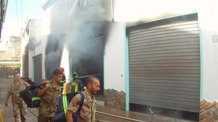 Casa in fiamme a Perdasdefogu