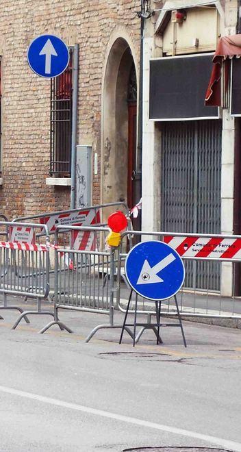 Crolla un pezzo di cornicione Transennamento urgente 