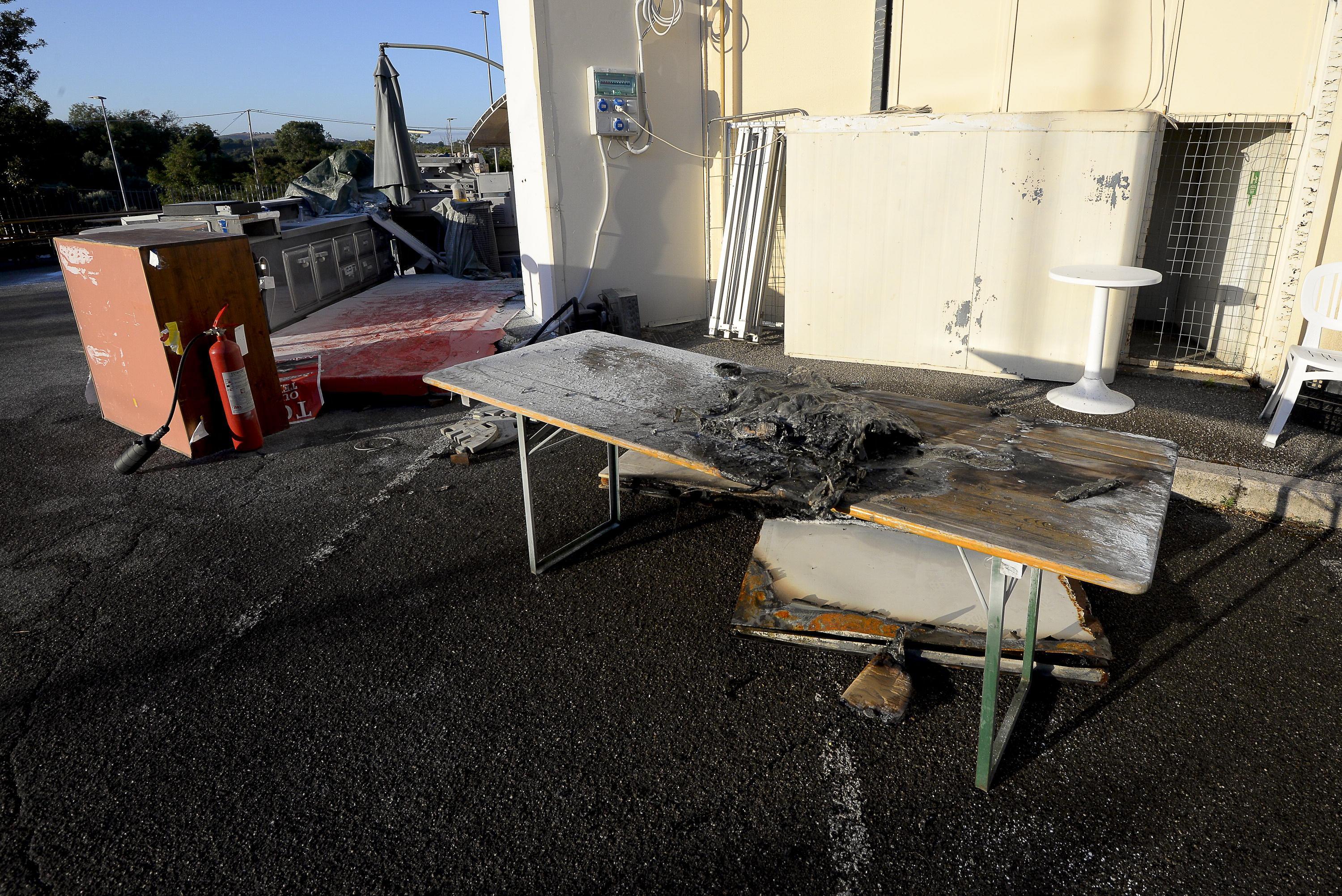 I resti dell'incendio tra gli stand della sagra (foto Bf)