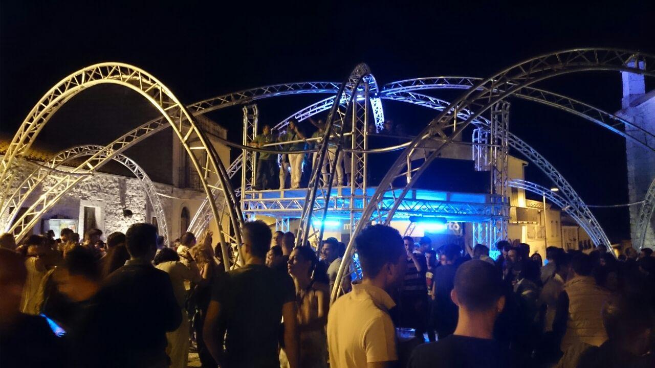 Folla a Telti per il festival Mirtò