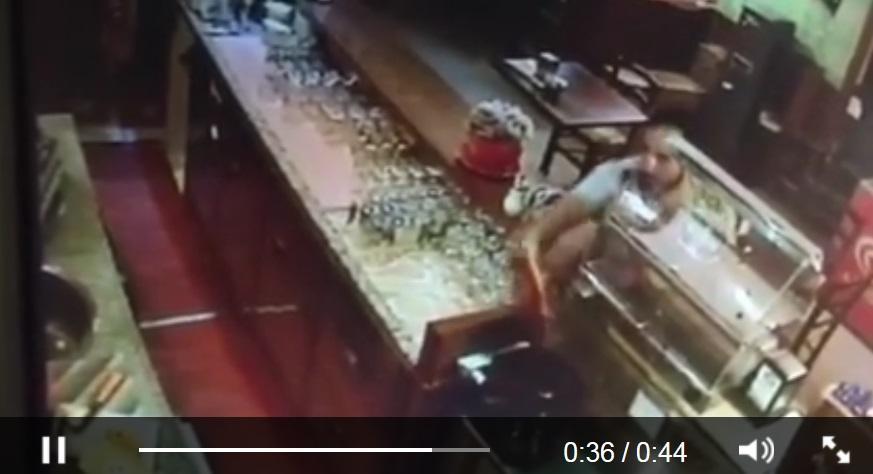 Il momento in cui l'uomo prende il portafoglio della barista