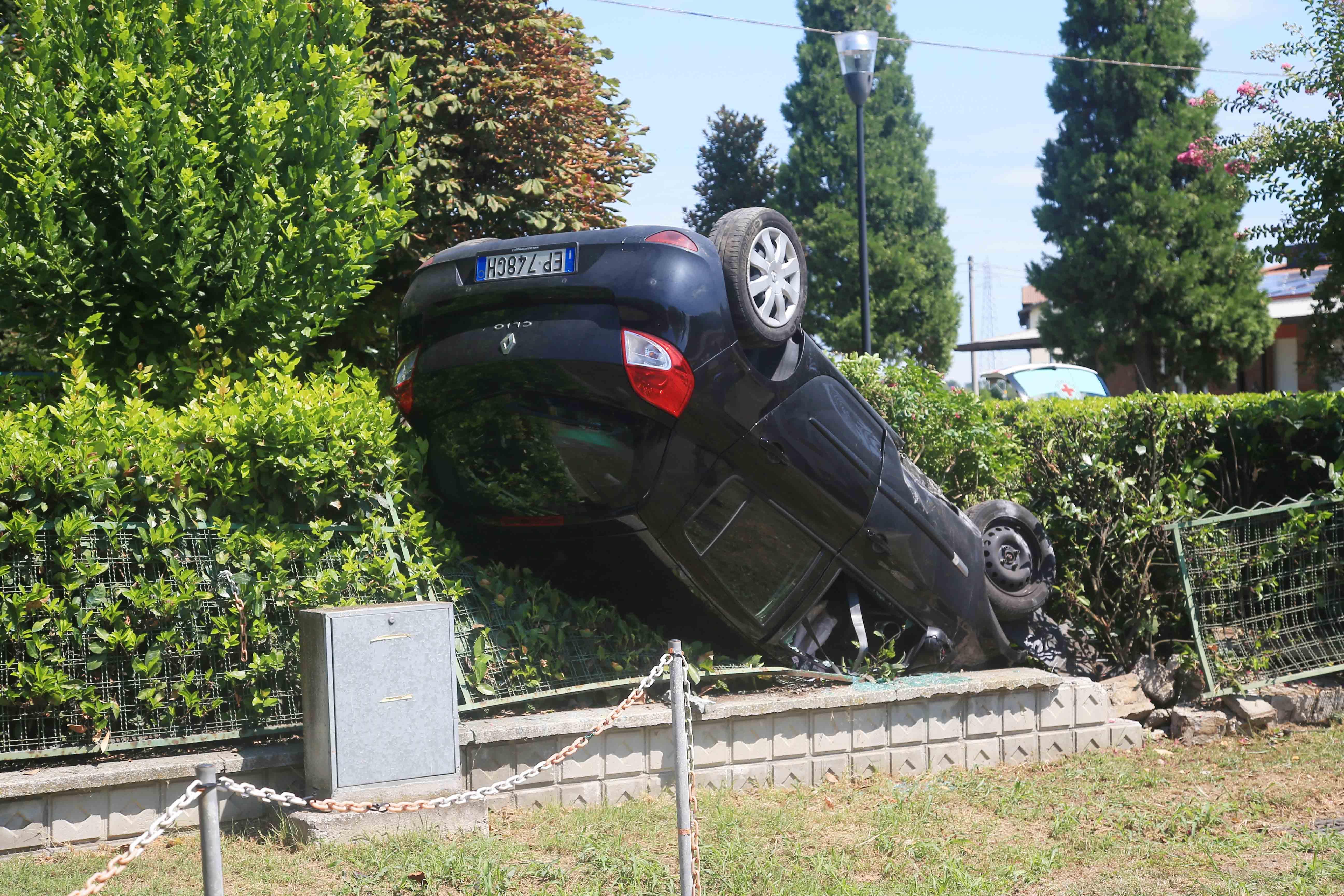 Rubiera: finisce nel giardino di una casa con l'auto capovolta 