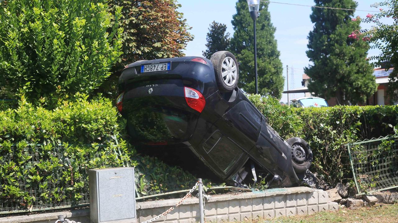 Rubiera: finisce nel giardino di una casa con l'auto capovolta