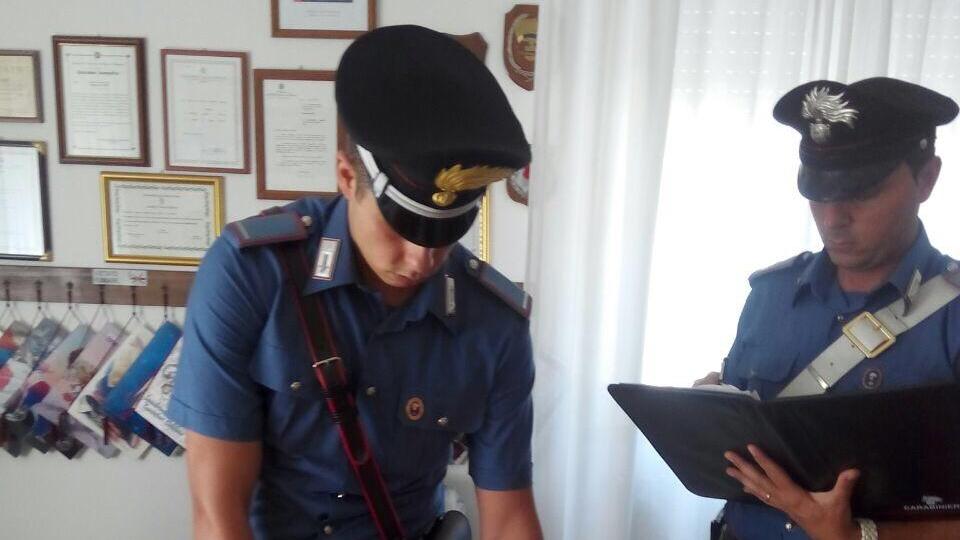 I carabinieri con il nastro adesivo usato per rubare le elemosine