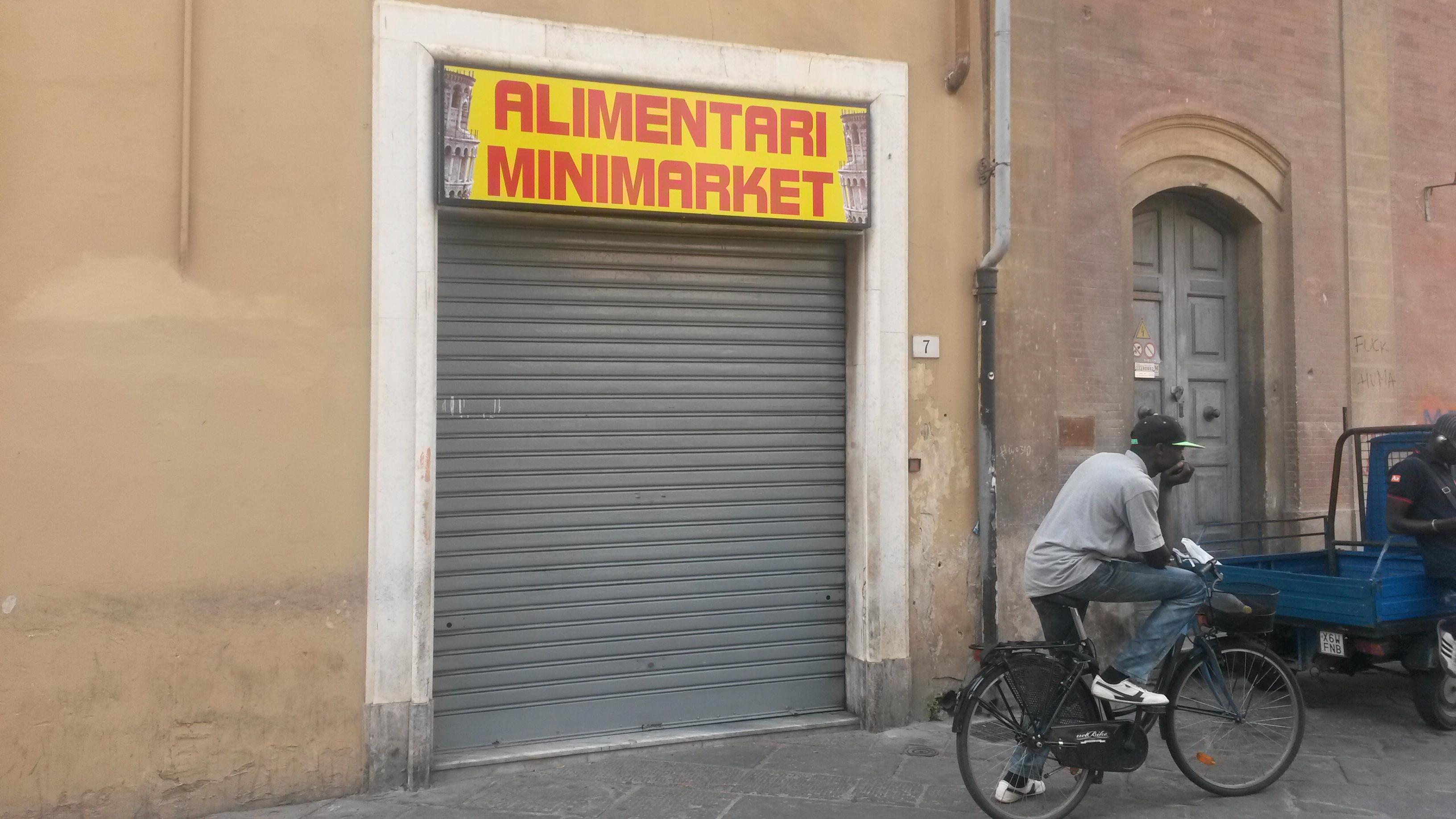 Il minimarket dove si è verificata la rapina