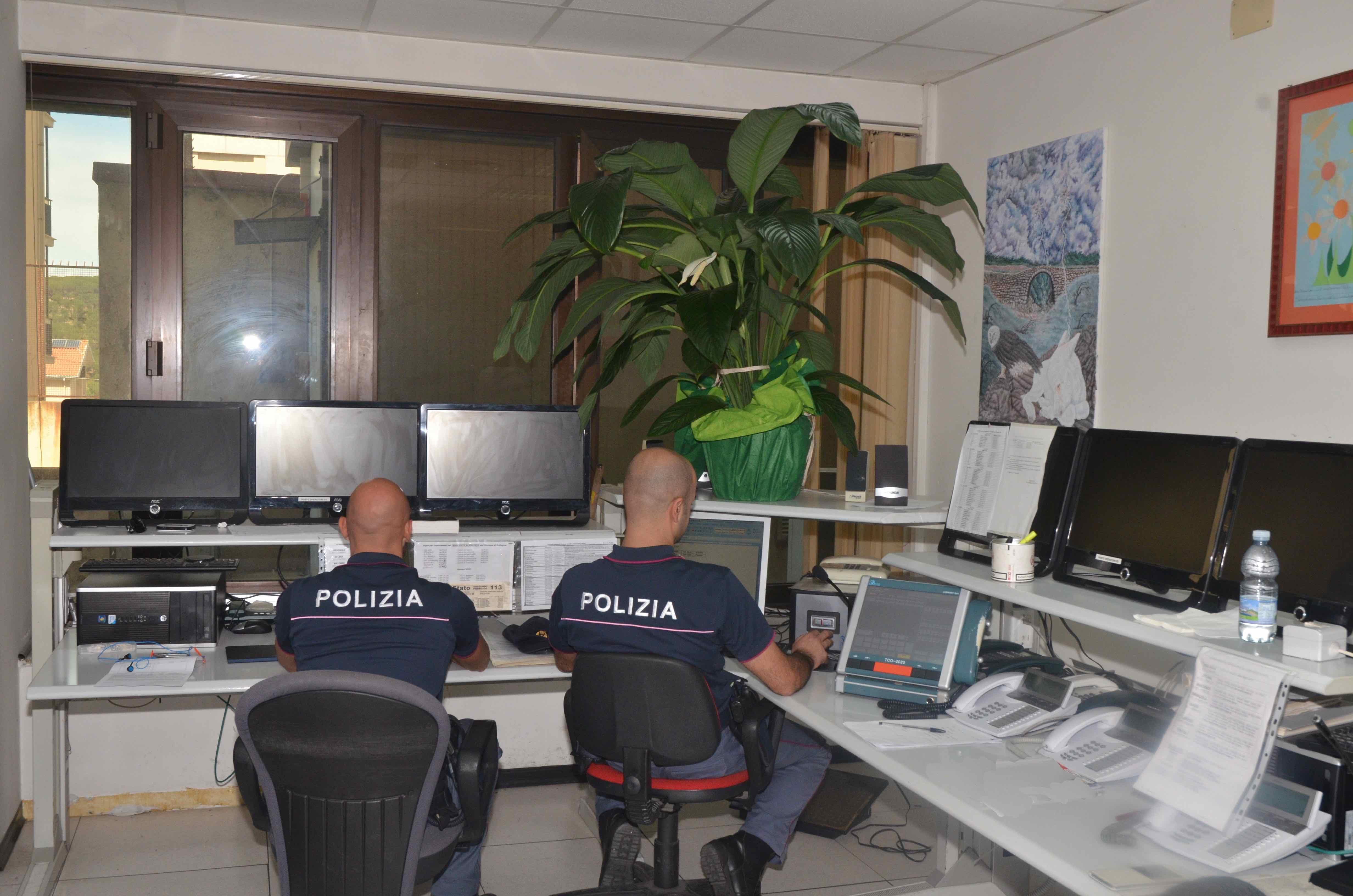 La pianta regalata alla polizia dal cittadino il cui portafogli è stato ritrovato dagli agenti
