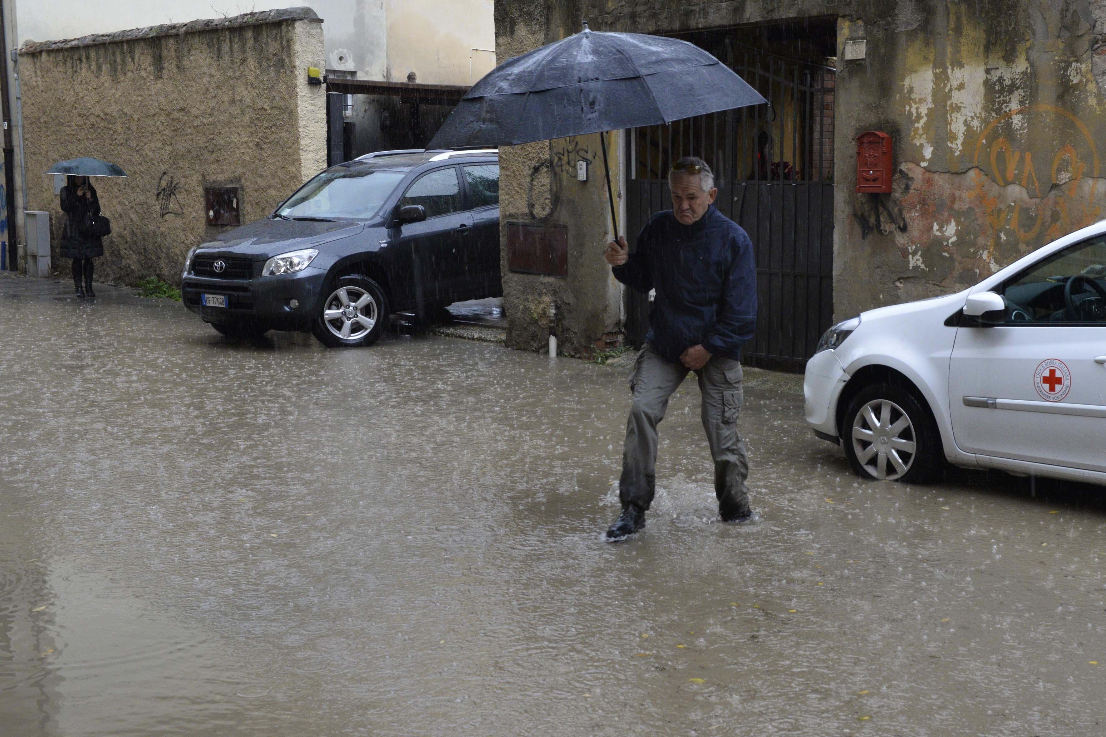 Effetti di un violento temporale a Grosseto (foto Bf)
