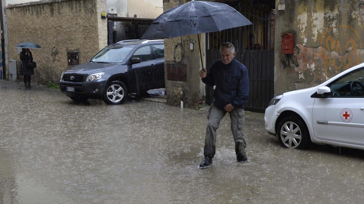 Effetti di un violento temporale a Grosseto (foto Bf)