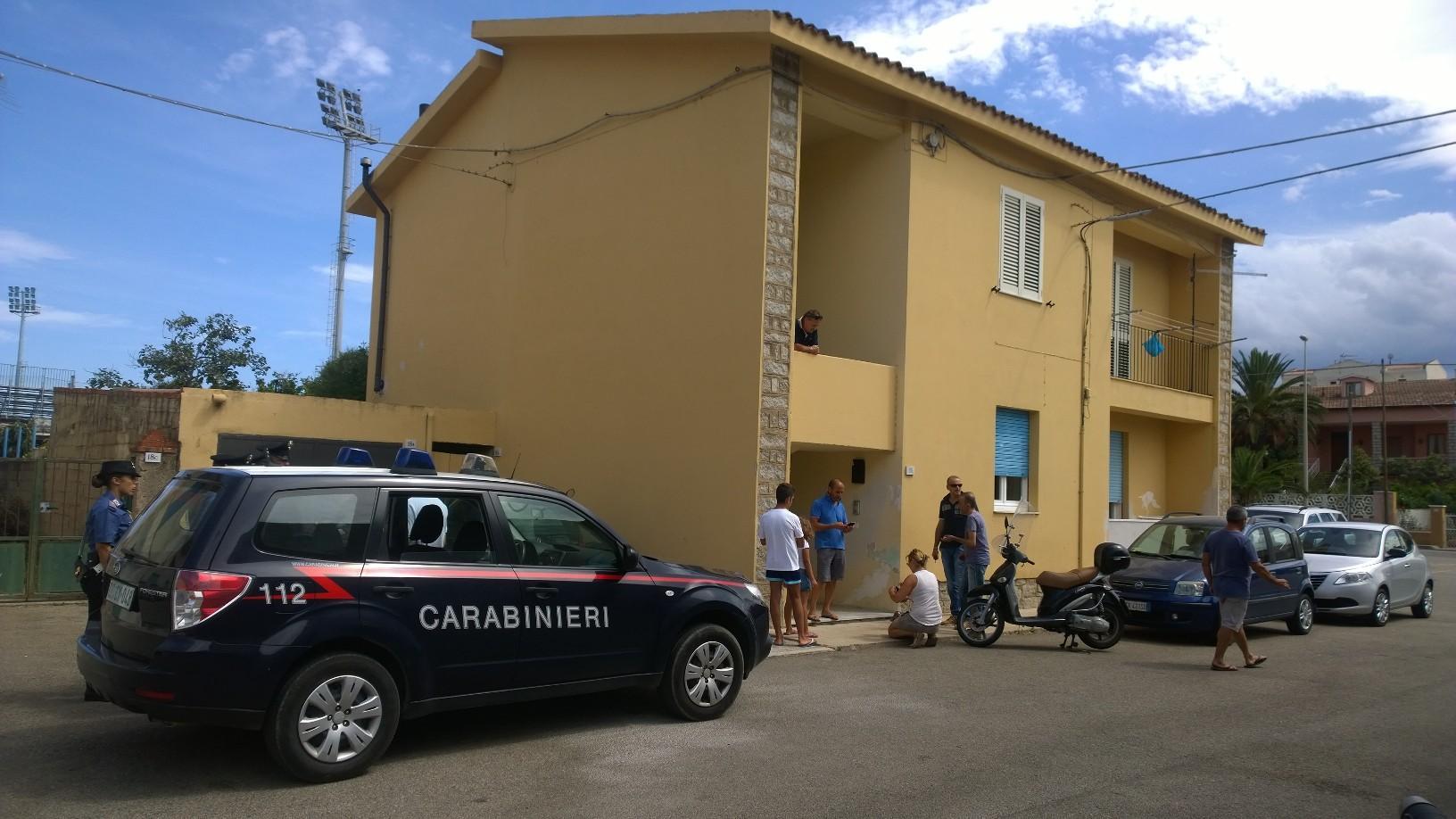 I carabinieri davanti alla casa della rapinata in via Ungheria