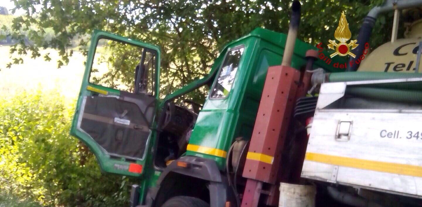 Il camion finito fuori strada