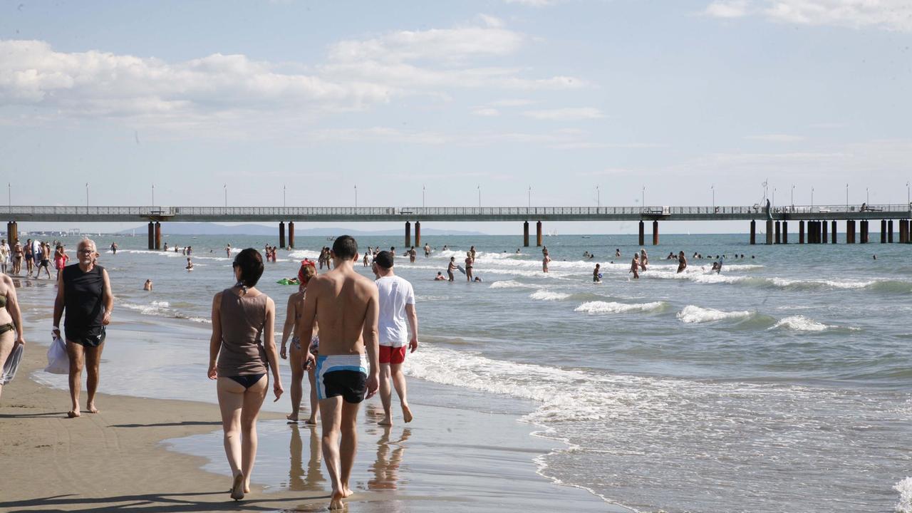 Turisti in spiaggia a Marina di Pietrasanta (foto d'archivio)