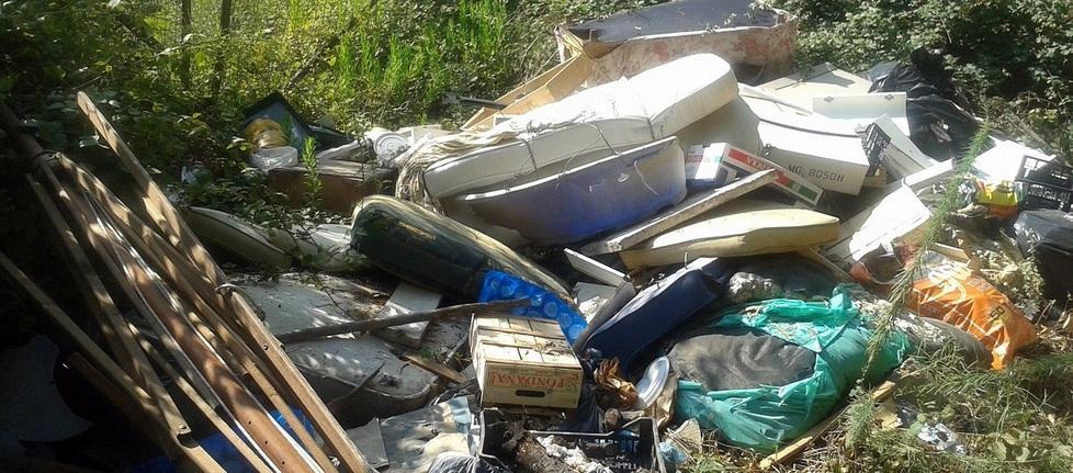  Inciviltà in via dell’Uliveta, c’è una discarica in mezzo al bosco 