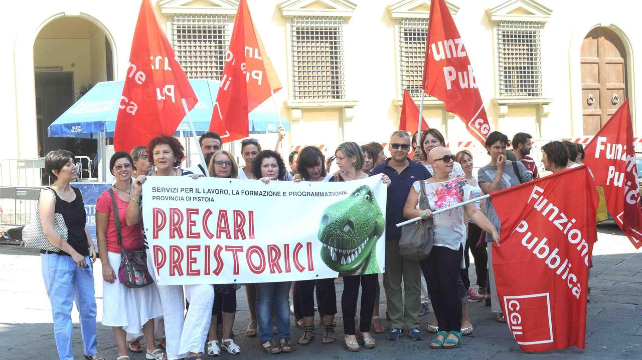 Una manifestazione di dipendenti della Provincia: per sette di loro (tra quelli a tempo indeterminato, il provvedimento non riguarda i precari) arriva l’assunzione in Comune