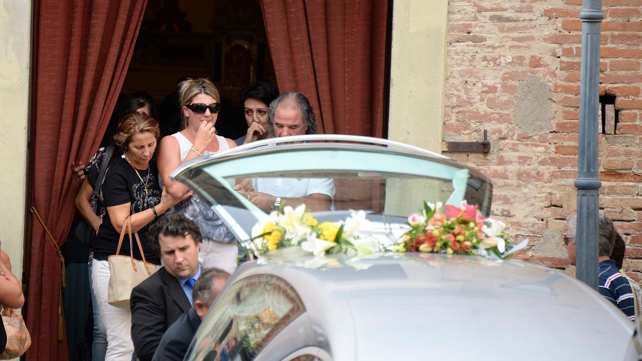 La moglie di Davide Giuliani all'uscita dalla chiesa dietro al feretro