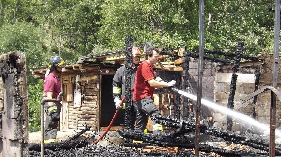 Riolunato, rogo in un maneggio per un corto circuito: salvi i cavalli