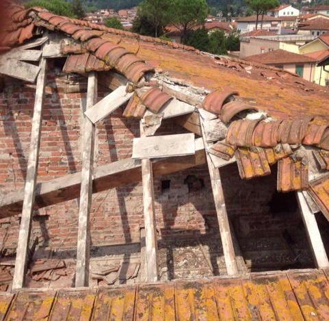 Crolla il tetto del palazzo storico