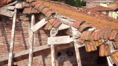 Crolla il tetto del palazzo storico